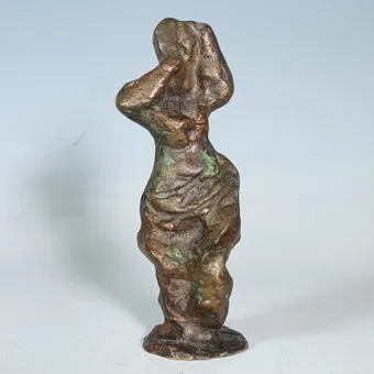 CURT BECKMANN (1901-1970). Bronzen sculptuur, vrouw in gewaad ''.
