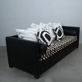 JEAN-PIERRE DOVAT. De Sede, Dreisitzer, Modell '' Edition 3000 '', Leder, Stoff.