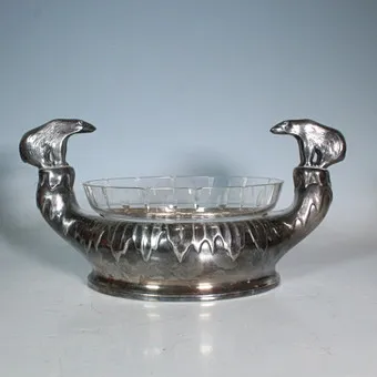 GAB. Guldsmedsaktiebolaget, Versilberte Art Deco Jardiniere mit geschliffenen Glaseinsatz und Eisbärgriffen, um 1925- 1935, Stockholm, Schweden.