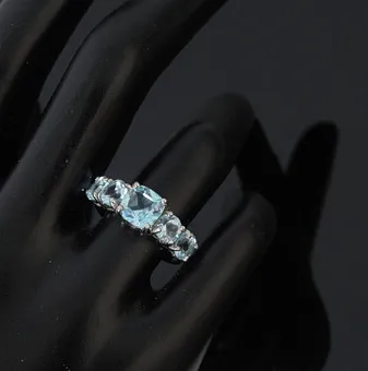 Ring mit Topas sky blue, 925er Silber.