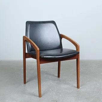 HENNING KJÆRNULF. pour Korup Stolefabrik, fauteuil, modèle '' 23 '' , teck, cuir, années 1960.