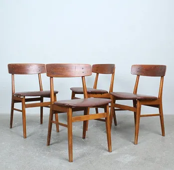 HARRY OSTERGAARD. FARSTRUP MÖBELFABRIK, Vier Stühle/Esszimmerstühle, Teak, Kunstleder, 1970er.