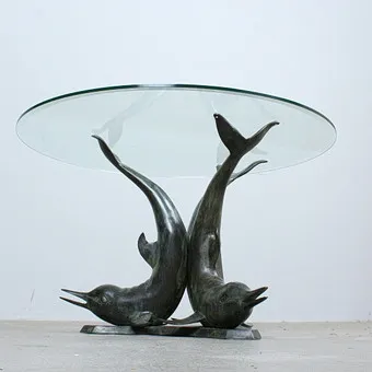 Skulpturaler Couchtisch / Coffeetable 'Three Dolphins ', Messing, Glas, 1970er.