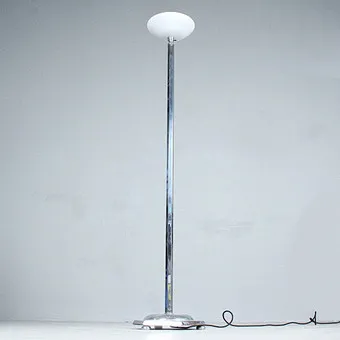 Vloerlamp met glazen kap.