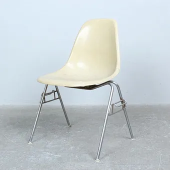 CHARLES EAMES. Herman Miller, Stapelstuhl, Fiberglasstuhl – Modell '' DSS '' der 1960er.