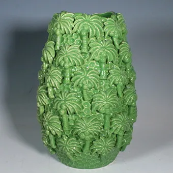 Wazon ceramiczny z reliefem palmowym.