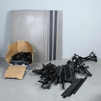 NORMAN FOSTER. pour Tecno, lot de pièces détachées pour tables, série '' Nomos ''.
