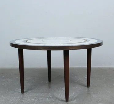 BERTHOLD MÜLLER-OERLINGHAUSEN。圆形马赛克咖啡桌，黄铜、木材、石材。