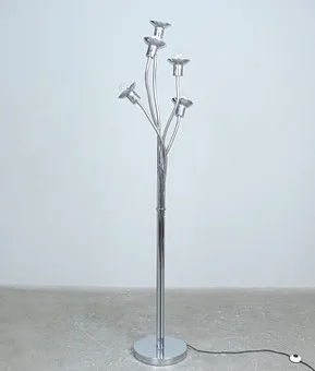 Verchromte Stehleuchte im Space-Age-Design der 1970er.