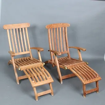 Zwei Gartenliegen / Deck Chairs u. a von Garpa mit Kunstlederauflage.