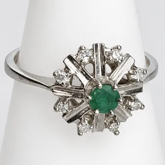 EMERALD RING with DIAMONDS - White gold 585/000 (14 K).