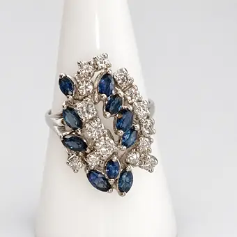 PRUNKVOLLER GOLDRING MIT BRILLANTEN UND SAPHIREN IM JUGENDSTIL.