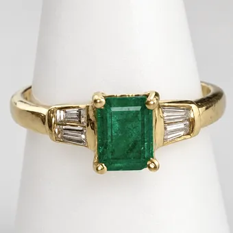 GOUDEN RING MET SMARAGD EN DIAMANTEN.