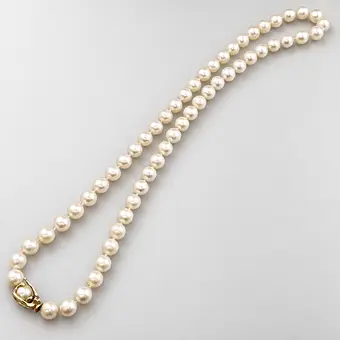 PARELCOLLIER MET GOUDEN SLUITING.