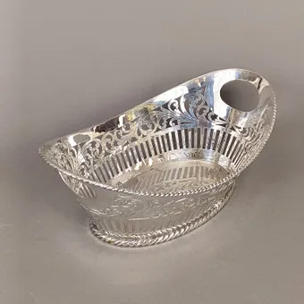 Dekoratives Brotkörbchen aus Silber.