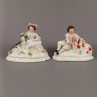 Kaksi Staffordshire-figuuriryhmää «Tyttö ja vuohi» ja «Poika ja koira» - Englanti, 1800-luku/n. 1900, keramiikka.