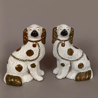 一对 STAFFORDSHIRE 犬形摆件 SPANIELS - 英格兰，19世纪末 / 20世纪初，陶瓷。