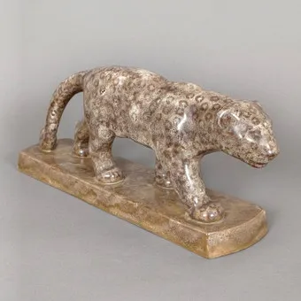 Schleichender Panther / Leopard- 1. Hälfte 20. Jh., Keramik.