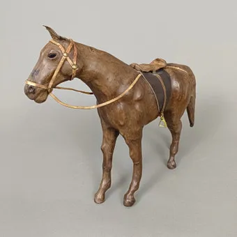 CHEVAL EN CUIR - 20e s., représentation naturaliste.