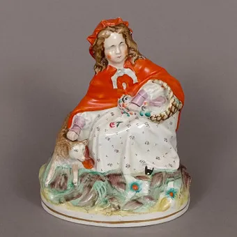 Figura STAFFORDSHIRE "CAAPERCITA ROJA / LITTLE RED RIDING HOOD" - Inglaterra, finales del s. XIX / hacia 1900.