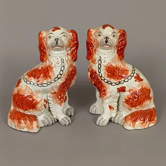 一对 STAFFORDSHIRE 猎犬摆件 - 英格兰，19世纪下半叶，陶瓷。