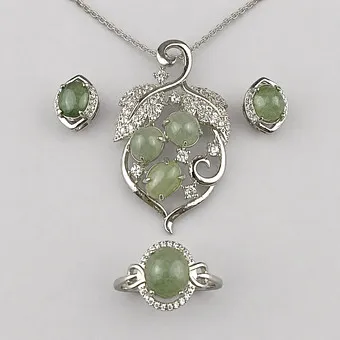 DREITEILIGES JADE-SCHMUCKSET.