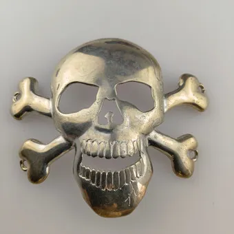 GROSSE VINTAGE-GÜRTELSCHNALLE / APPLIKE „SCULL & BONES“.