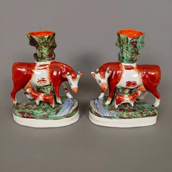 一对STAFFORDSHIRE奶牛造型装饰瓶（“Spill Vases”）——英国，19世纪下半叶。