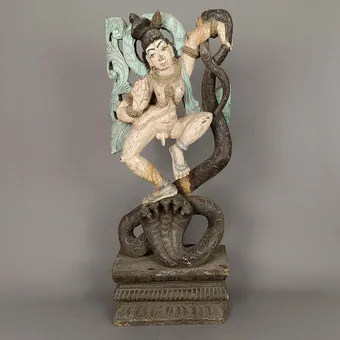 KRISHNA 立于 NAGARAJA 之上 - 南印度,约1900年,民间木雕,彩绘。