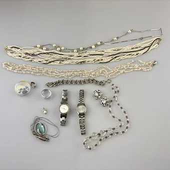 Konvolut Schmuck und Uhren, 13-teilig.