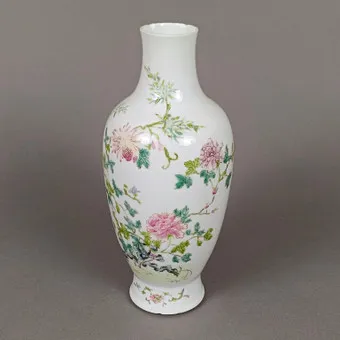 Famille Rose balustervase.