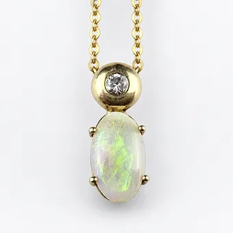 Opalanhänger mit Brillant an Kette –Gelbgold 585.