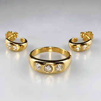 Schmuckset mit Diamanten – Ring , Halbcreolen, Gelbgold 750.