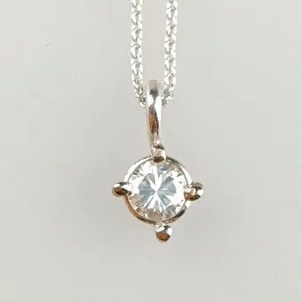 Pendentif diamant sur chaîne fine - or blanc 585.