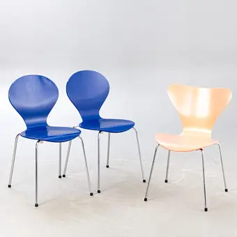 Three chairs: one chair 3107 by Arne Jacobsen in pink and two chairs 'Rondo' by Danerka/Phenoix, Denmark (3).