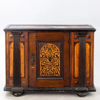 Façade half-cabinet, Germany, 1st half 18th c. 94 x 125 x 64 cm.