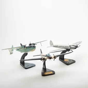 Trzy stojące modele samolotów, m.in. Boeing, Lufthansa (3).