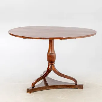 Table ronde, acajou, Angleterre, vers 1900.