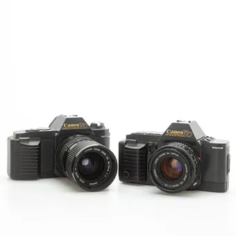 Canon T70 ( SN 1232154 ) et Canon T50 ( SN 2379900 ) avec deux objectifs.