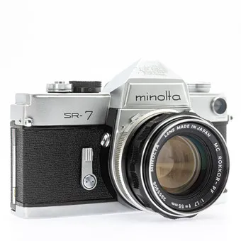 Minolta SR 7, 35mm spiegelreflexcamera (SN 2116542) met Minolta Lens MC Rokkor-PF 1:17/55mm (SN 2955906) objectief.