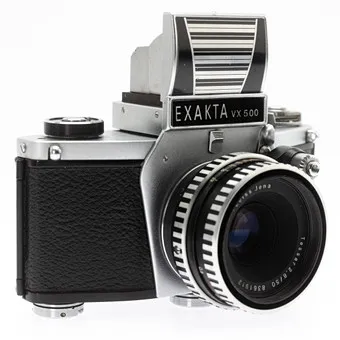 Exakta VX 500, 35mm spiegelreflexcamera (SN 1548634) met Carl Zeiss Jena Tessar 1:2,8/50mm (SN 8361912) objectief.