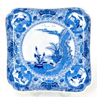 Coupe carrée de style chinois, marque Qian, Japon, fin de l'époque Edo.
