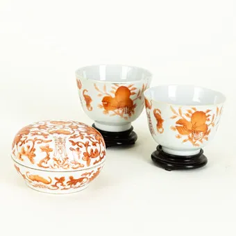 Two Tea Cups, Tongzhi Mark and a Covered Box, Late Qing Dynasty, 19th C. (3).