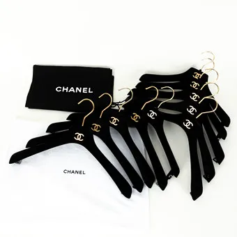 CHANEL. 3 Staubbeutel und 10 Kleiderbügel (13).