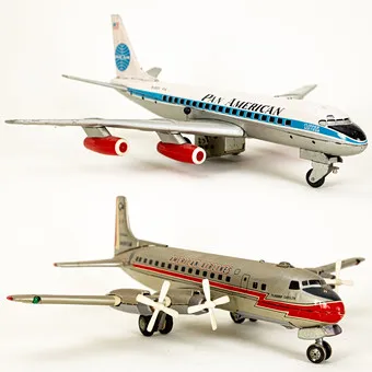 两件铁皮飞机:Pan American Airlines 和 Jet Airliner,1950-1960年代,含原包装(2)。