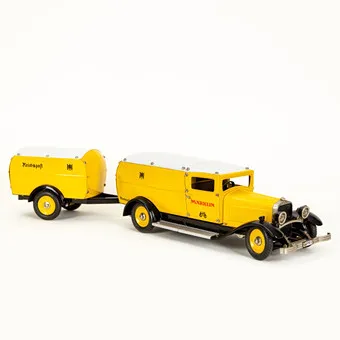 Märklin Post-Paketauto (70-01) s přívěsem.