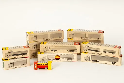 SPIELZEUGAUTOS, 13 Stück, Lego, Maßstab H0.