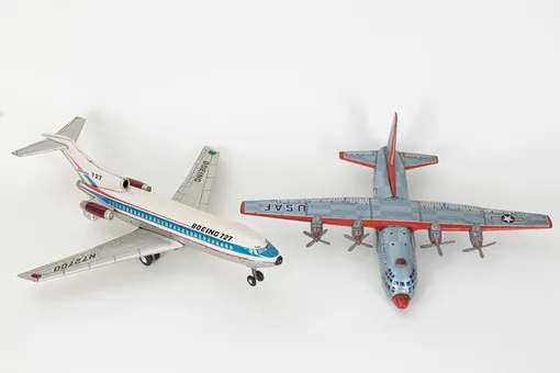 两架铁皮飞机：Lockheed Hercules C 130 USAF 3243 和 Boeing 727，日本，1960年代（2）。