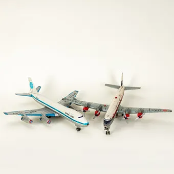 ASAHI TOY COMPANY U.A. modellfly Douglas DC-/C Seven Seas (JA 6301) og Boing N 47-121, 1960-/1970-tallet (2).