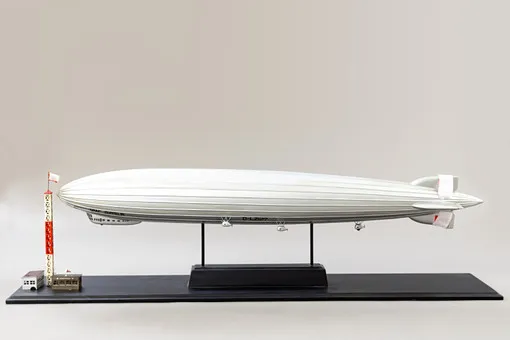 Großes Tischmodell eines Luftschiffes-Graf Zeppelin, 2000er Jahre.